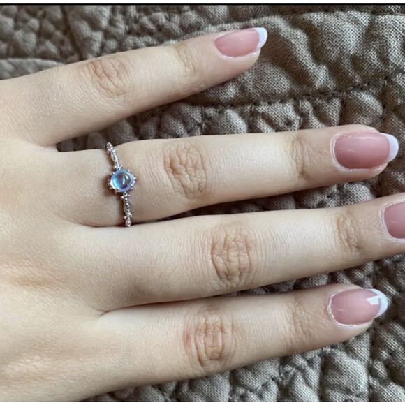 🌓Gorgeous Solid Sterling Silver Petite Moonstone Ring - Picture 9 of 17